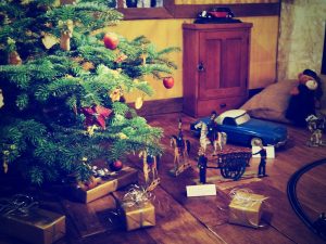 Jouets d'antan au pied du sapin de Noël